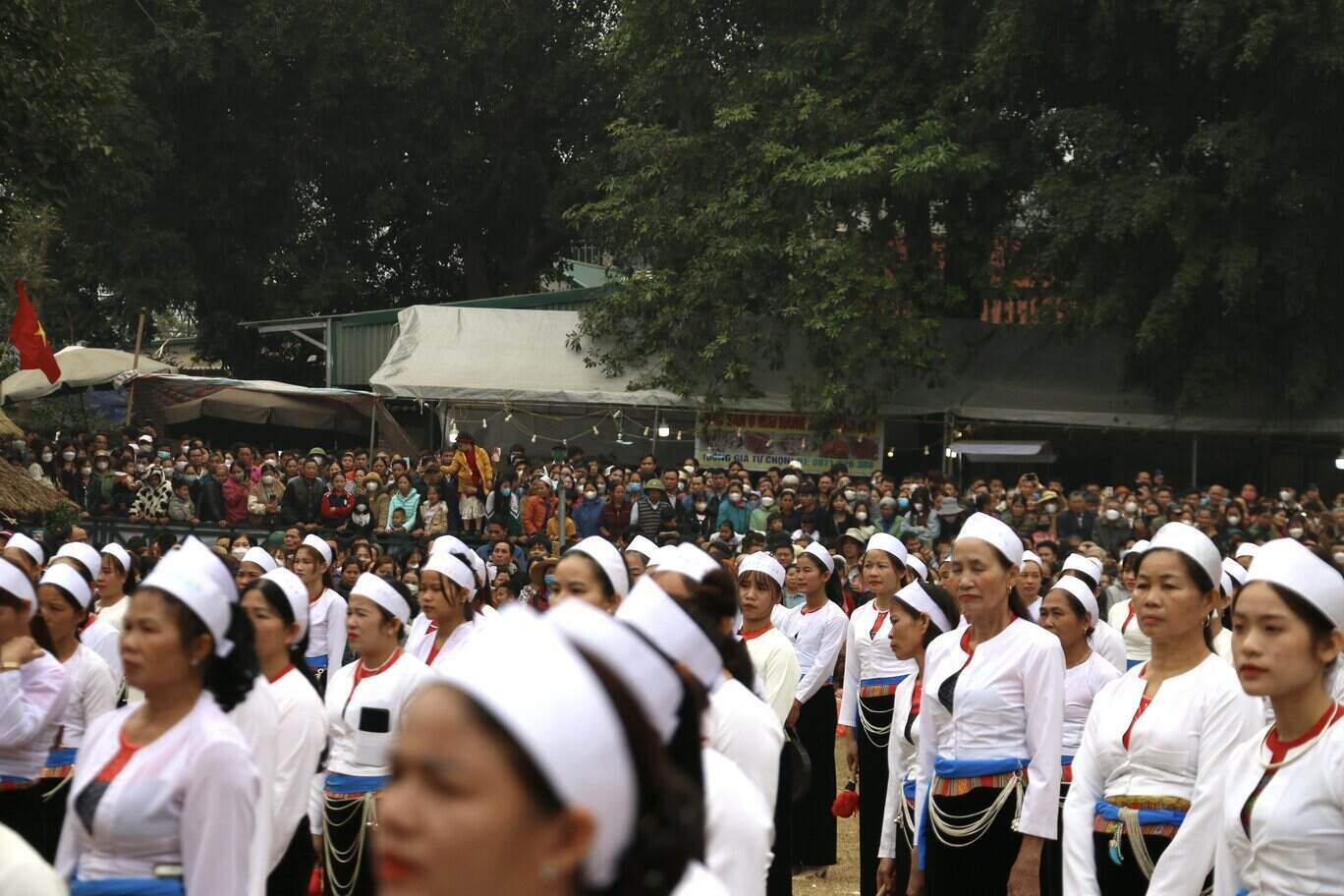 Lễ hội thu hút hàng nghìn người dân và du khách. Ảnh: Khánh Linh.