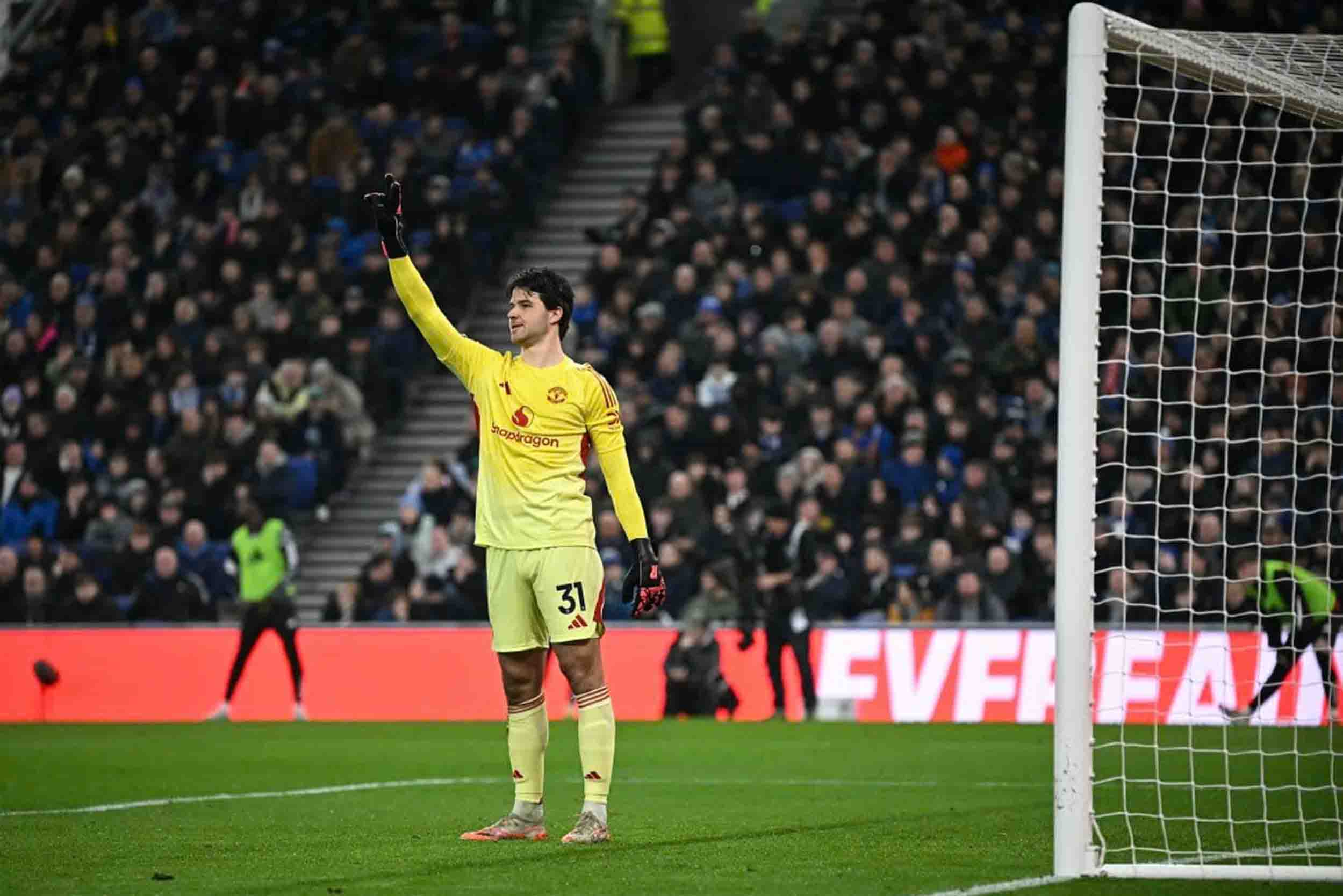Senne Lammens shines in the match against Everton. Photo: AFP