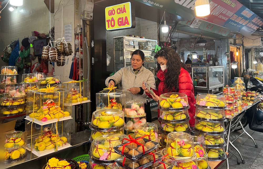 Chợ Hàng Bè bày bán bánh bao in chữ Tài, Phát, Lộc... vào dịp vía Thần Tài. Ảnh: Nguyễn Thúy