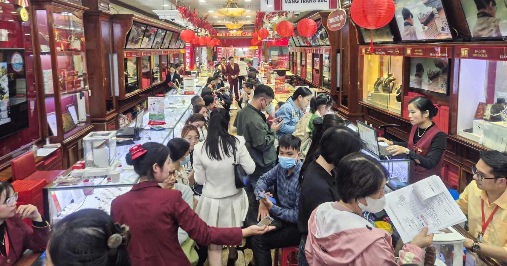 Bustling buying of gold before the God of Wealth Day. Photo: Minh Trang.