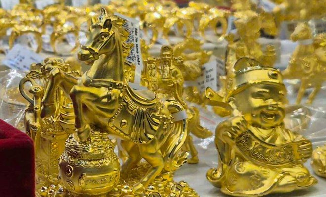 Nhiều mẫu mã vàng mới được bày bán trong dịp Vía Thần Tài. Ảnh: Minh Trang.