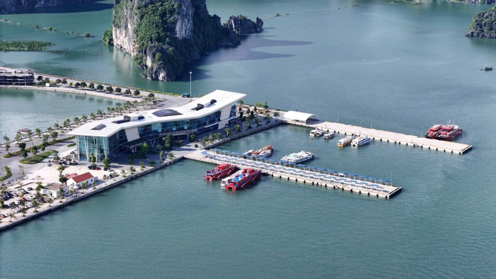 Cảng quốc tế Ao Tiên là cửa ngõ đưa du khách khám phá rừng – vịnh – đảo. Ảnh: ĐVCC