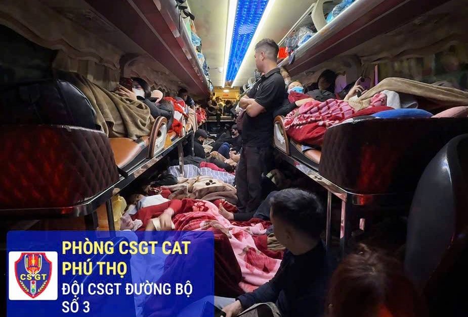 Traffic police fined more than 2.2 billion VND for a series of passenger cars crammed with passengers