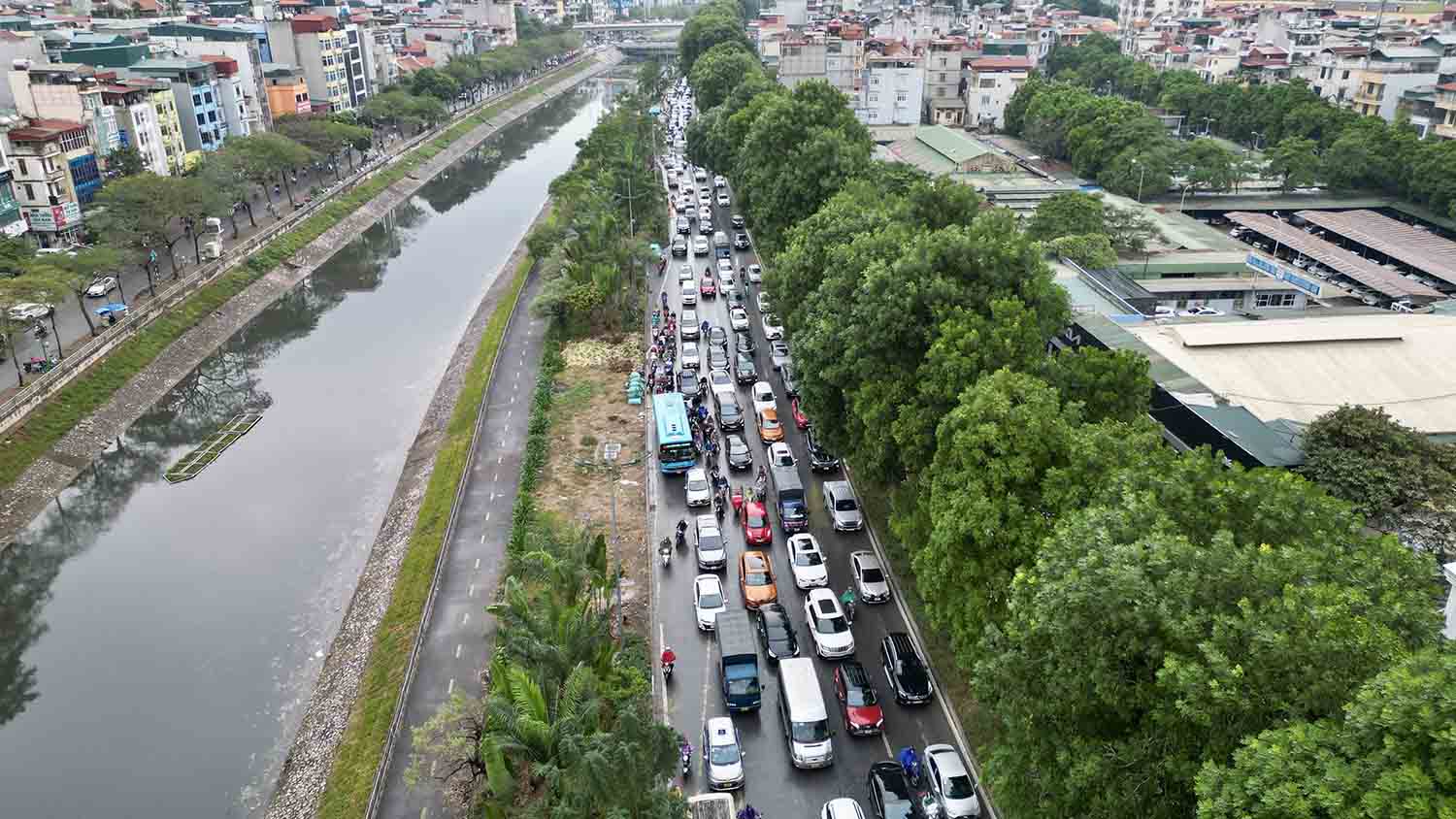Lang Street (Hanoi Ring Road 2) is 10.5m wide in each direction, expected to be expanded to 53.5m. Photo: Song Huu