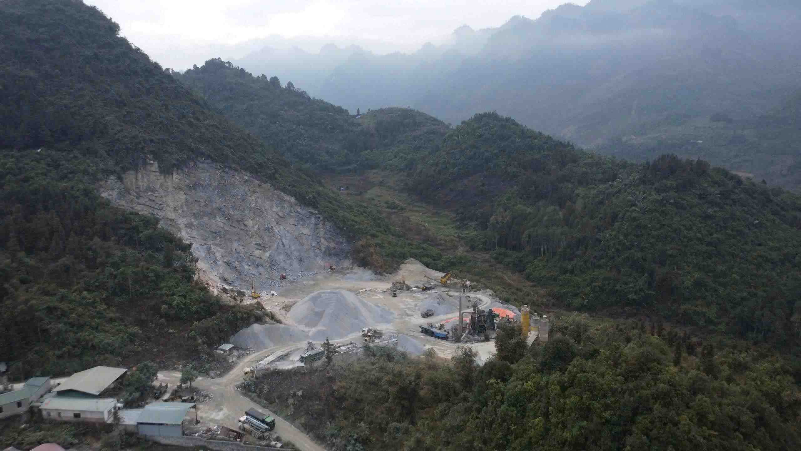 Trạm trộn bê tông không phép trong mỏ đá Quang Hưng, xã Mường Khương, tỉnh Lào Cai. Ảnh: Đinh Đại