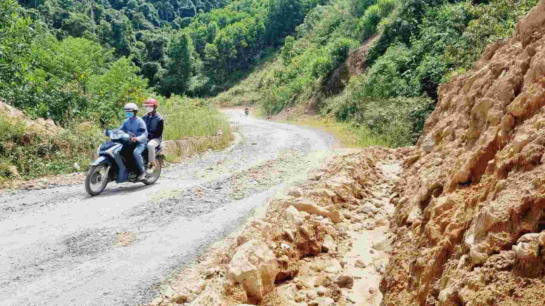 Sau 5 năm thiên tai, đường tái thiết gần 400 tỉ đồng ở vùng cao Đà Nẵng vẫn ngổn ngang, ì ạch. Ảnh: Hoàng Bin