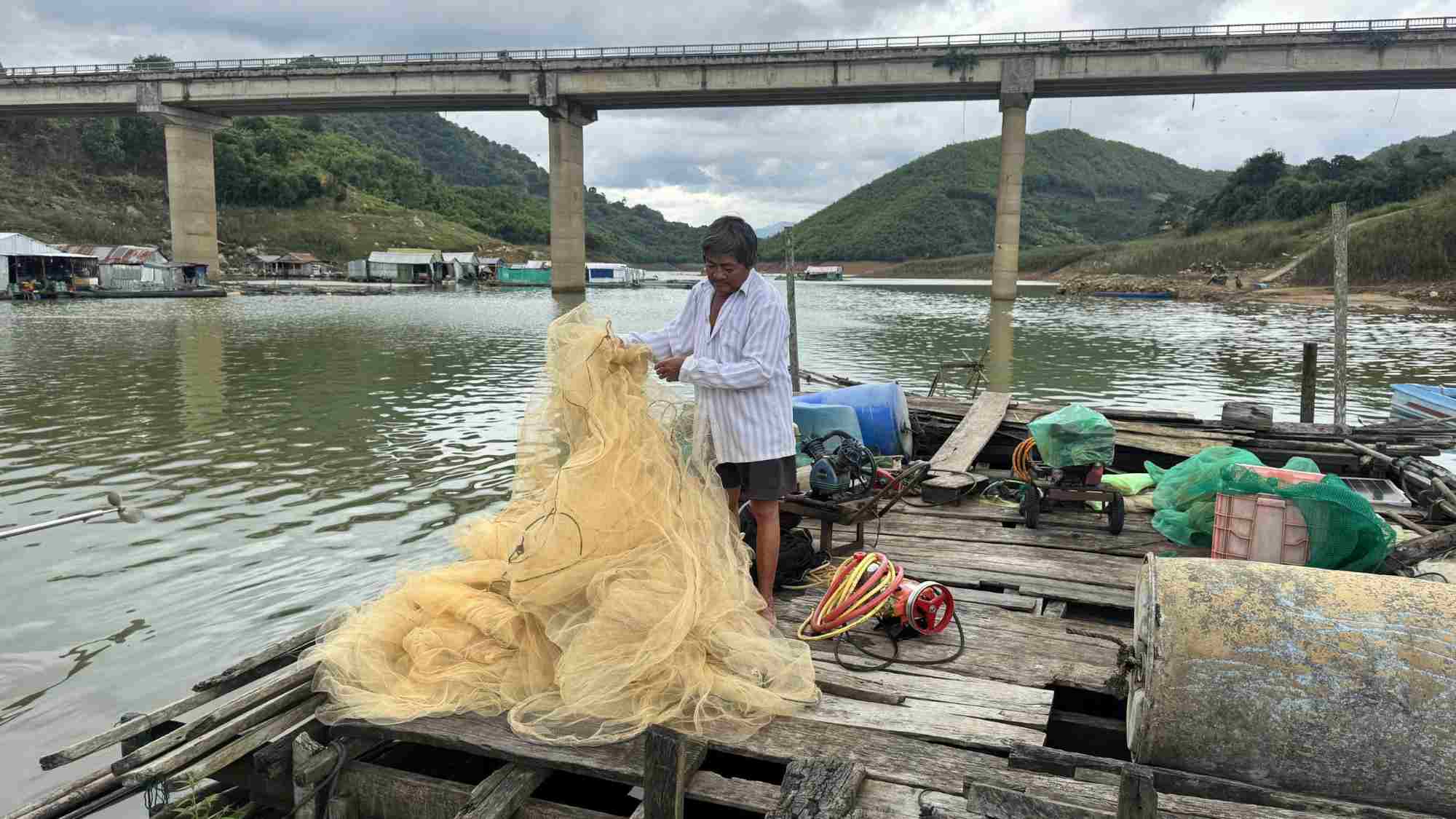 Người dân khu vực lòng hồ chủ yếu mưu sinh bằng nghề chài lưới, thu nhập bấp bênh và đối mặt với nhiều hiểm nguy. Ảnh: Nhóm PV