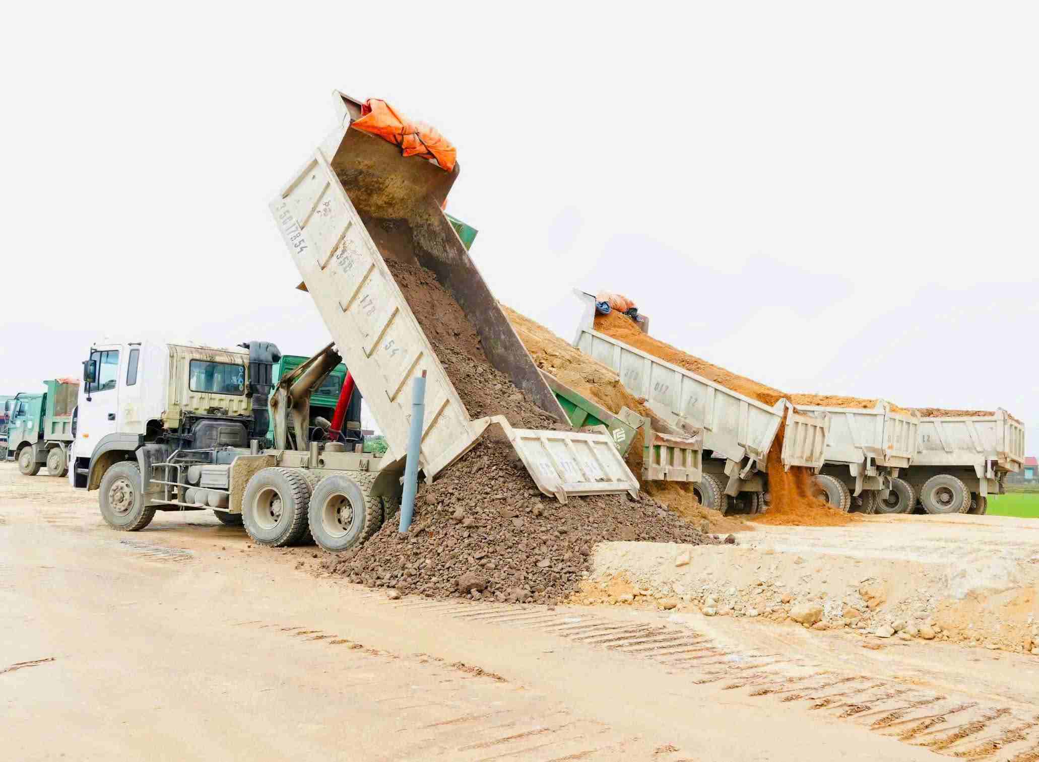 Các nhà thầu đang tập trung máy móc, nhân lực thi công trên tuyến cao tốc Ninh Bình - Hải Phòng. Ảnh: Nguyễn Trường