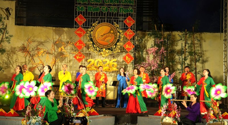 Nghe An Traditional Arts Center organizes an art program to celebrate the Party and Spring with special songs, dances, and music. Photo: Ngoc Anh