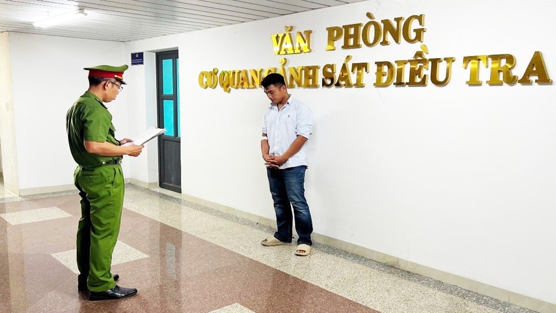 The driver who drove the pickup truck and dragged the motorbike, causing 1 death, related to alcohol, has been prosecuted and temporarily detained by the police. Photo: Police provided