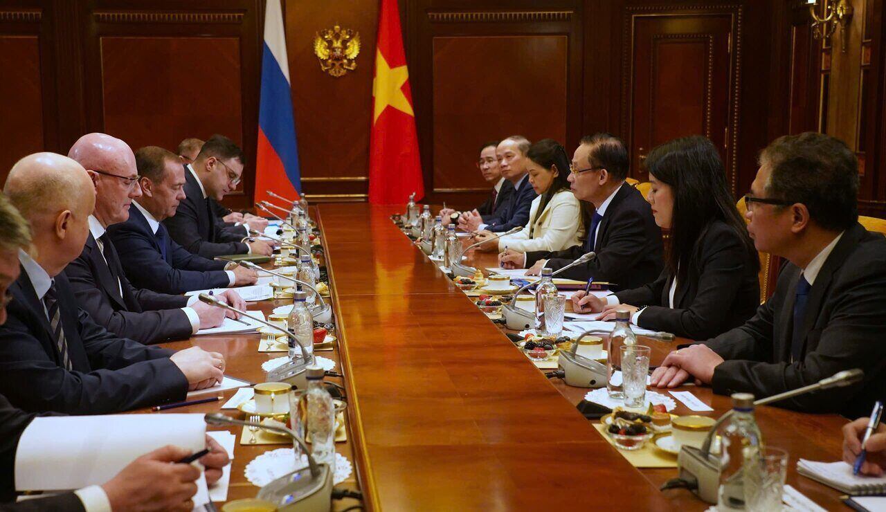 Special envoy of General Secretary To Lam, Politburo member, Minister of Foreign Affairs Le Hoai Trung in a meeting with Chairman of the United Russia Party D. Medvedev. Photo: Minh Phuong/VOV