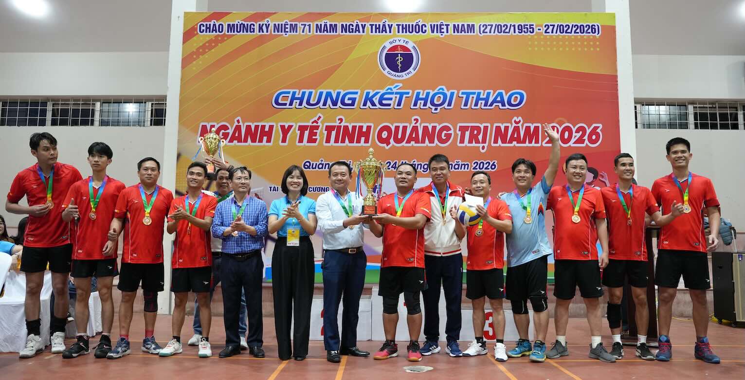 Bà Diệp Thị Minh Quyết - Giám đốc Sở Y tế trao chức vô địch bóng chuyền Nam. Ảnh: Nguyễn Trung