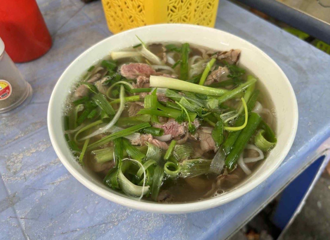 Pho is cooked from bone broth, lean meat and herbs such as ginger, anise, cloves, cilantro. Photo: Nguyen Dat
