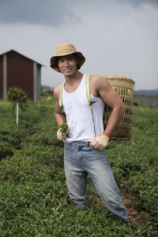 Danh Chiếu Linh thường xuyên cập nhật hình ảnh với việc xây dựng, chăm sóc vườn tược, tận hưởng cuộc sống nơi núi rừng… 