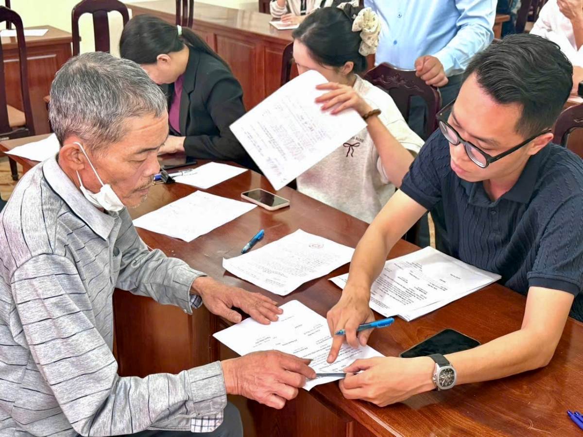Households are excited to receive compensation for site clearance for the project. Photo: Viet Cuong