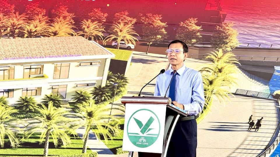 Ông Đặng Văn Chính – Phó Chủ tịch Thường trực UBND tỉnh Vĩnh Long phát biểu tại lễ khởi công công trình. Ảnh: Hoàng Lộc