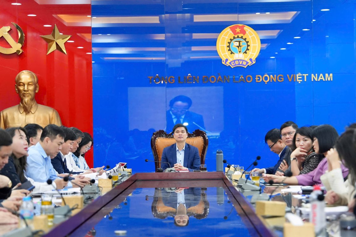 Delegates of the Party Committee of the Vietnam General Confederation of Labour study, study, thoroughly grasp and implement Resolution No. 79-NQ/TW on state economic development and Resolution No. 80-NQ/TW on Vietnamese cultural development of the Politburo. Photo: Tien Dung