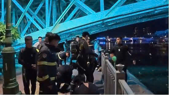 The Fire and Rescue Police force is making efforts to dive to find and salvage the victim's body under the fast-flowing water on the Tau Hu canal. Photo: Police