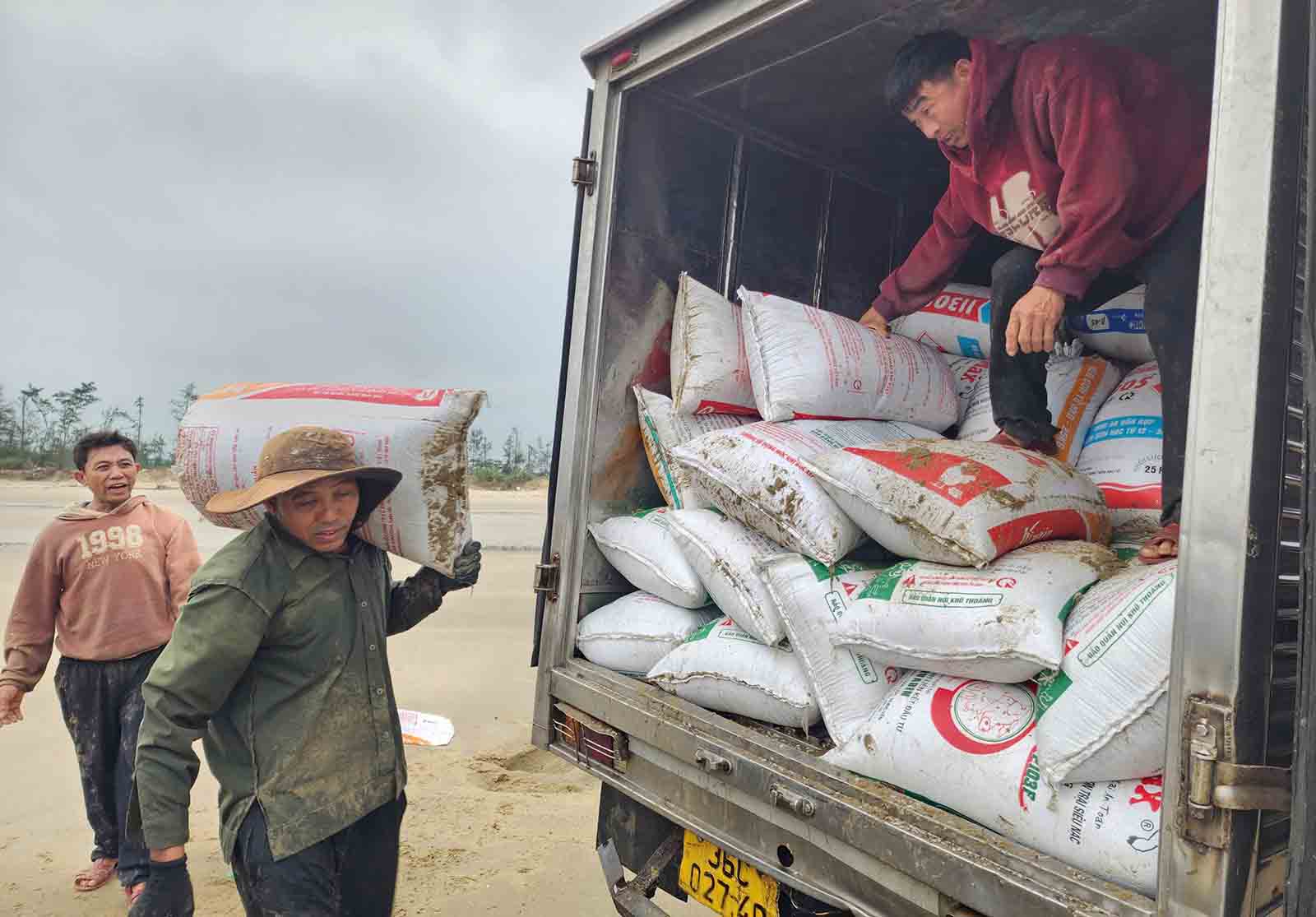 Mỗi ngày có hàng chục tấn ốc tép được thương lái thu mua. Ảnh: Trần Tuấn