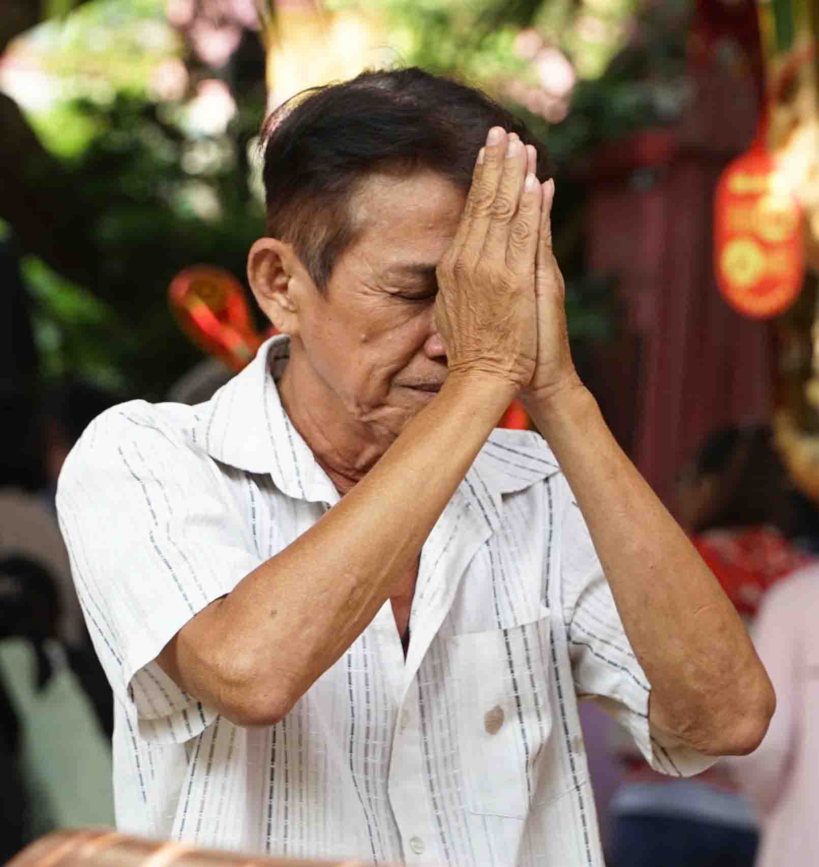 Người dân chắp tay thành kính, lặng lẽ khấn nguyện.