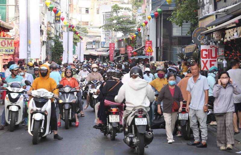 Lực lượng bảo vệ hướng dẫn, điều tiết dòng người ra vào khu vực thờ tự.