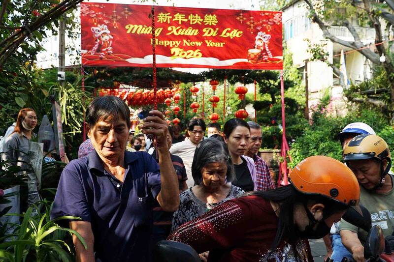 Người dân đổ về chùa Ngọc Hoàng đông đúc trong dịp vía Ngọc Hoàng.