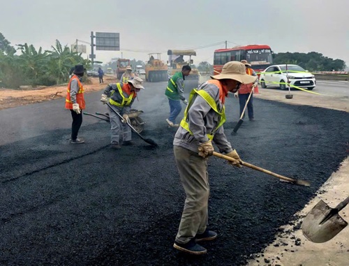 Hanoi urgently handles traffic congestion at National Highway 2 - Noi Bai - Lao Cai expressway intersection. Photo: Vu Diep