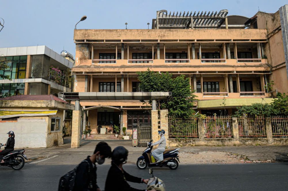 Review and amend the Land Law in the direction of resolutely recovering abandoned and wasteful land. In the photo, a redundant public headquarters in Hanoi. Photo: Pham Dong