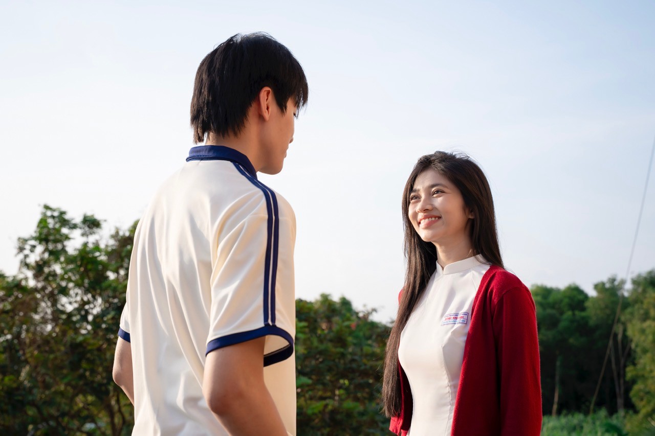 Vinh Dam - male lead of the movie Tho oi!! and Minh Kien. Photo: Film crew.