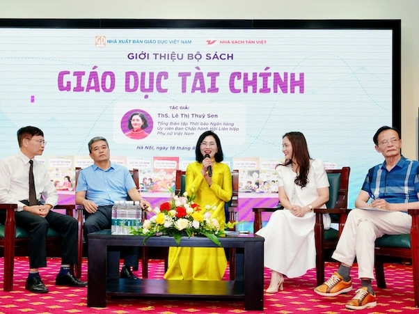 Tác giả trong lễ ra mắt bộ sách Giáo dục Tài chính. Ảnh: NVCC