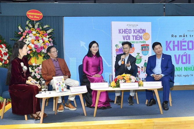 Th.s Lê Thị Thúy Sen chia sẻ về quản lý tài chính nhân dịp ra mắt cuốn sách . Ảnh: NVCC