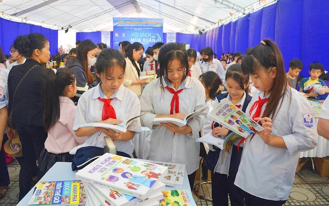 Trẻ em cần được định hướng đúng về tiền mừng tuổi, để học được bài học tài chính đầu đời. Ảnh: NVCC