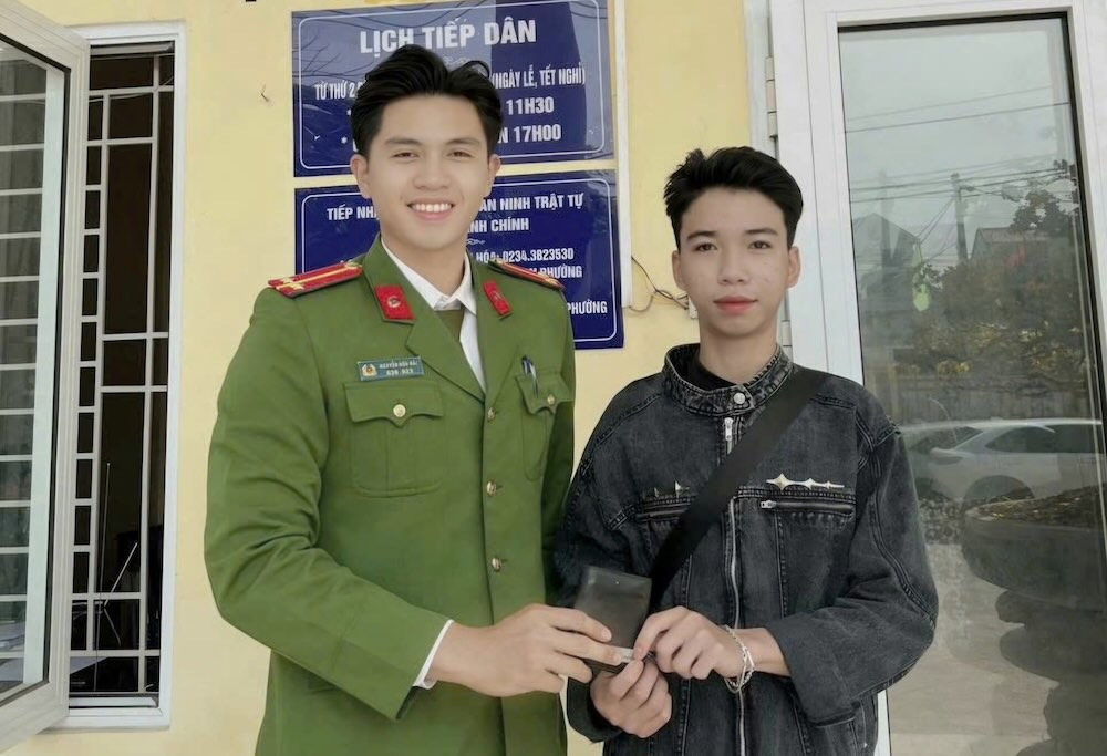 People receive property back from Thuan Hoa Ward Police. Photo: Thuan Hoa Police