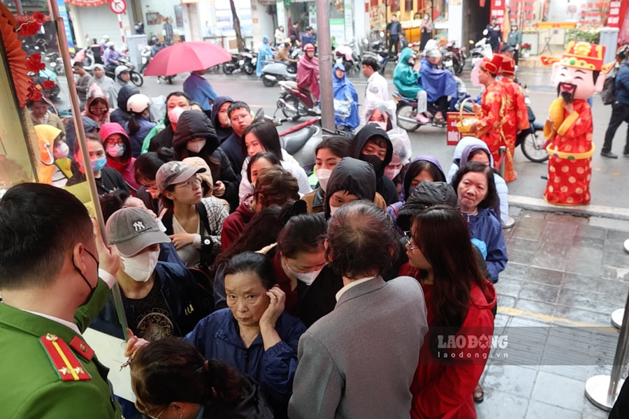 Gold prices increase, people brave the rain to hunt for gold before the God of Wealth Day