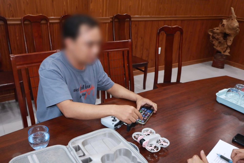 Ông Trương N.T (sinh năm 1990, trú tại Tổ 24, phường Hòa Khánh) điều khiển flycam bay vào khu vực cấm. Ảnh: Quang Cường