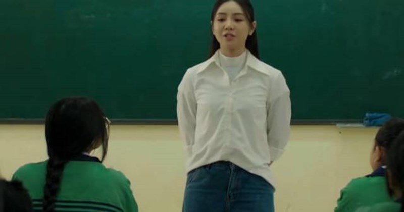 Quỳnh Kool mặc jeans trên sóng truyền hình gây tranh cãi