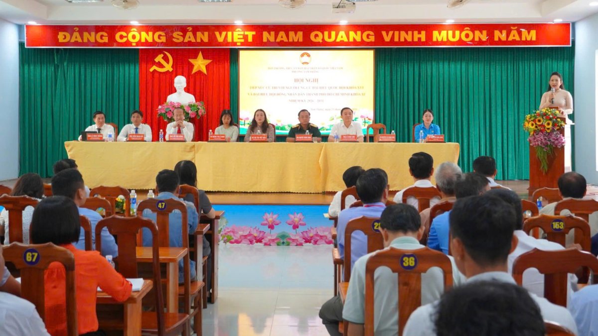 Scene of the meeting with voters at the early election polling station in Tam Thang ward. Photo: Nam Thang