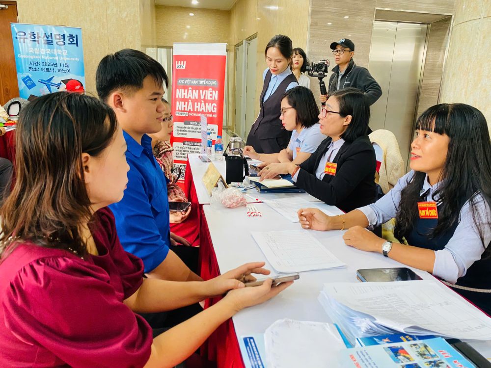 The 4 strongest recruitment sectors in February 2026 in Hanoi include: Processing and manufacturing industry; tourism, travel; restaurant and hotel services; transportation - warehousing. Photo: Quynh Chi