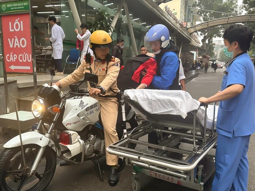 Hanoi traffic police use official vehicles to transport patients to the hospital. Photo: CAHN