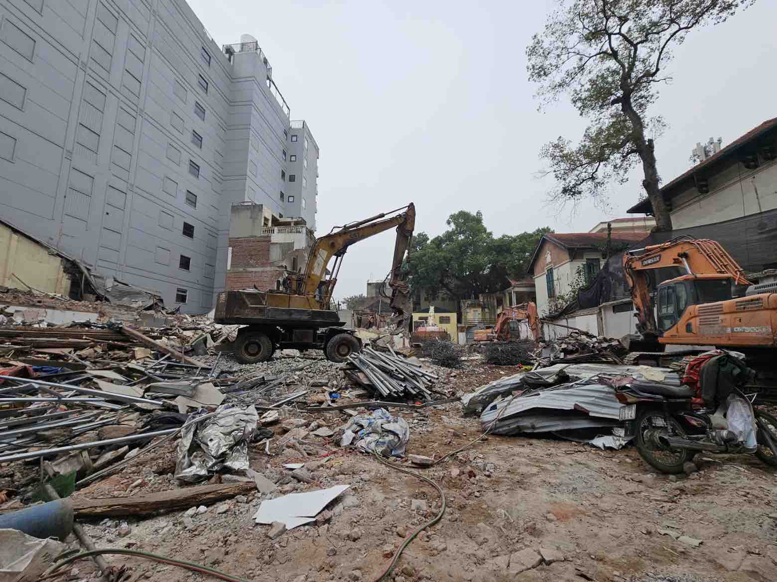 Công nhân, máy móc tháo dỡ công trình trong phạm vi dự án quảng trường - công viên phía Đông hồ Hoàn Kiếm (Hà Nội). Ảnh: Sóng Hữu