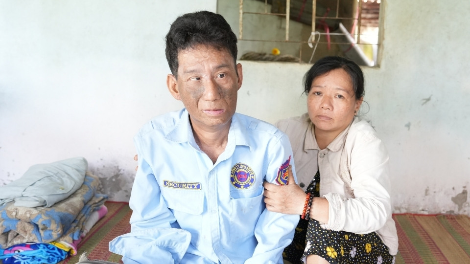 Poor family in Phu Quoi commune struggled with each meal when the father suffered from a serious illness, and 2 children stopped studying due to difficulties. Photo: Hoang Loc
