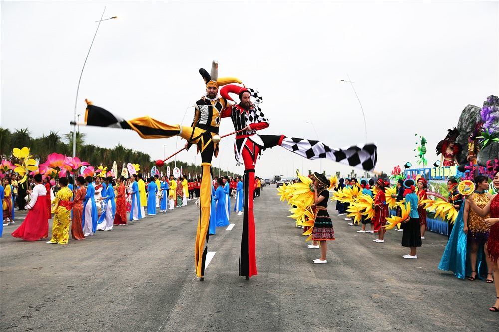 Một tiết mục biểu diễn đường phố tại Carnaval Hạ Long 2019. Ảnh: Nguyễn Hùng