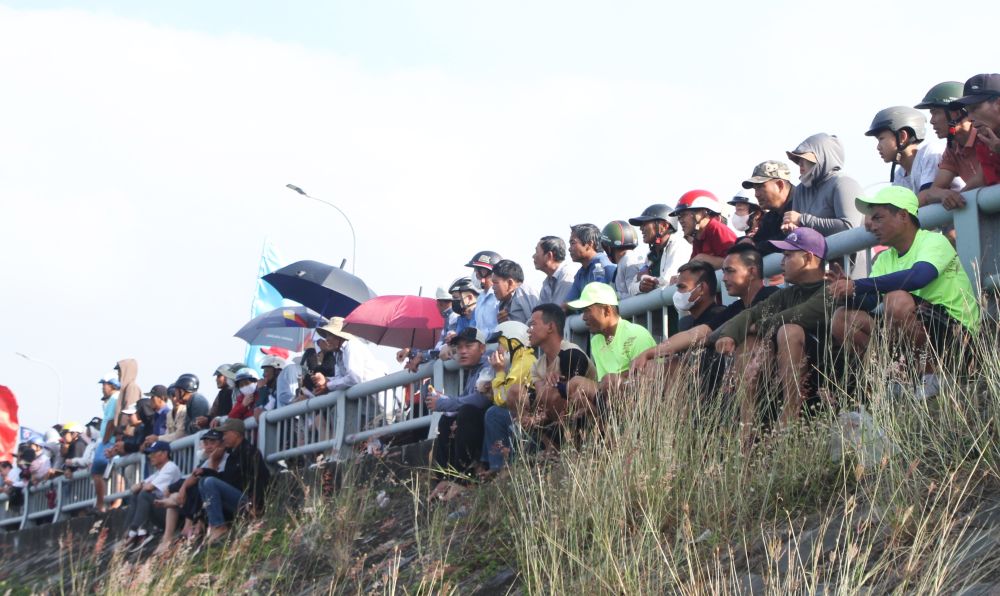 Thousands of people jostle on Nam O bridge, Da Nang City to watch boat racing at the beginning of spring. Photo: Thanh Huyen
