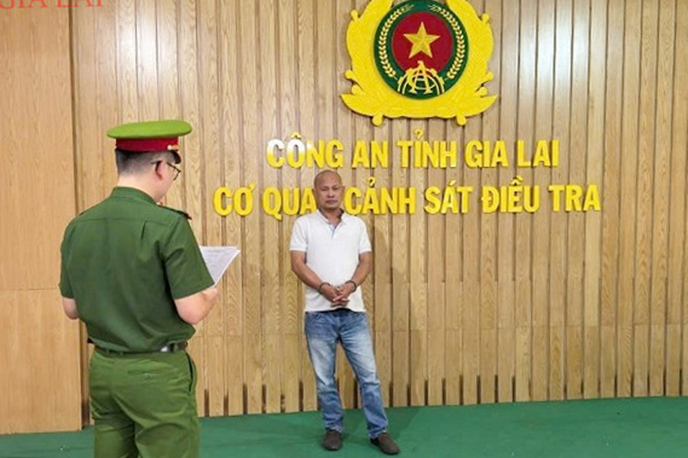 Cơ quan CSĐT Công an tỉnh Gia Lai thi hành lệnh bắt tạm giam đối với Lê Hồng Chánh. Ảnh: Công an