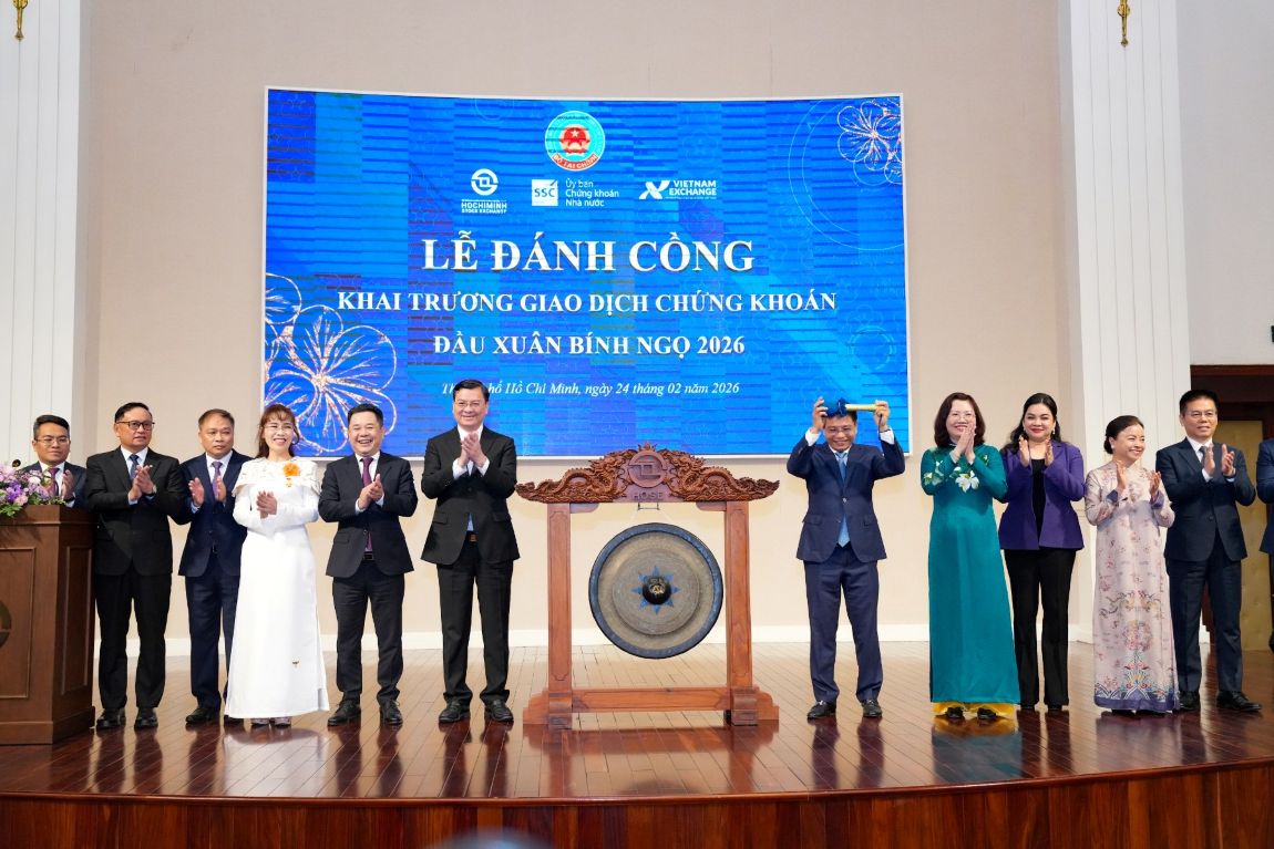 Ringing ceremony to open the Binh Ngo spring stock transaction on the 24th. 2. Photo: HDBank