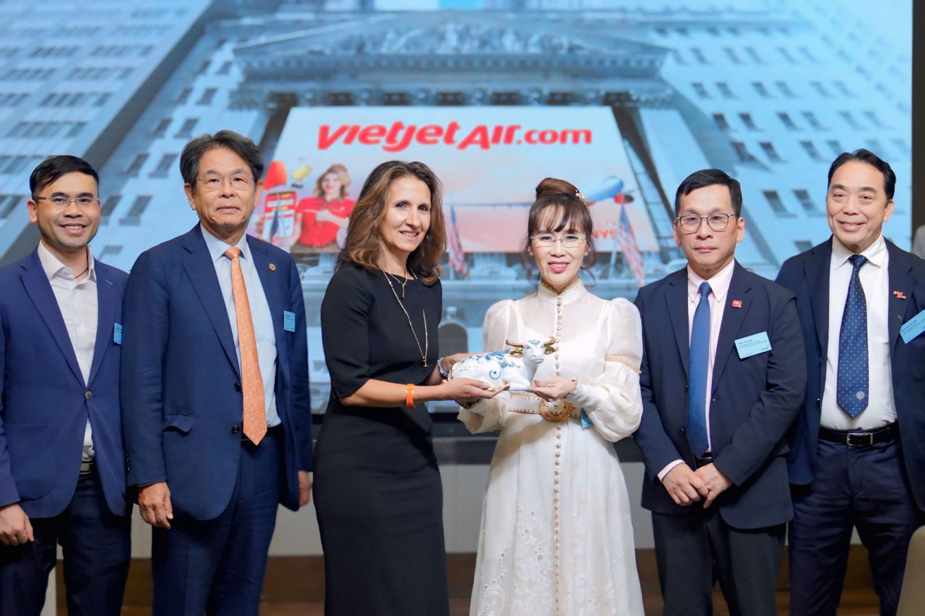 Chủ tịch NYSE Lynn Martin (váy đen) chào mừng Chủ tịch Vietjet Nguyễn Thị Phương Thảo thăm NYSE. Ảnh: HDBank