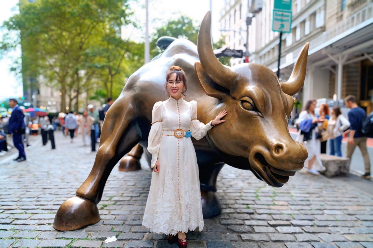 Tiến sĩ Nguyễn Thị Phương Thảo cùng linh vật Bò tót tại thị trường chứng khoán New York. Ảnh: HDBank