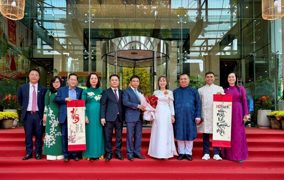 Bộ trưởng Tài chính, Phó Thống đốc Ngân hàng Nhà Nước, Chủ tịch Uỷ ban Chứng khoán Nhà nước xông đất HDBank Xuân Bính Ngọ. Ảnh: HDBank