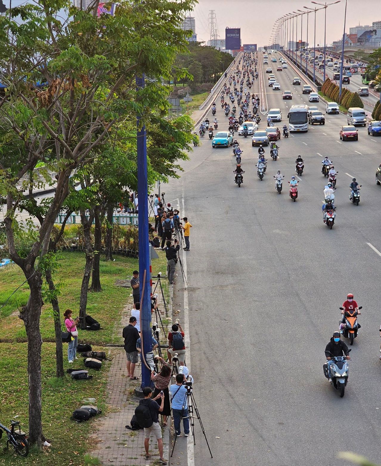 Nửa cuối tháng 2 hàng năm là dịp mặt trời “chạm” cầu Sài Gòn đẹp nhất, to tròn và rõ nét nhất. Chân cầu Sài Gòn hướng nhìn ra phía hoàng hôn mặt trời sắp lặn tụ hội nhiều nhiếp ảnh gia chuyên và không chuyên.