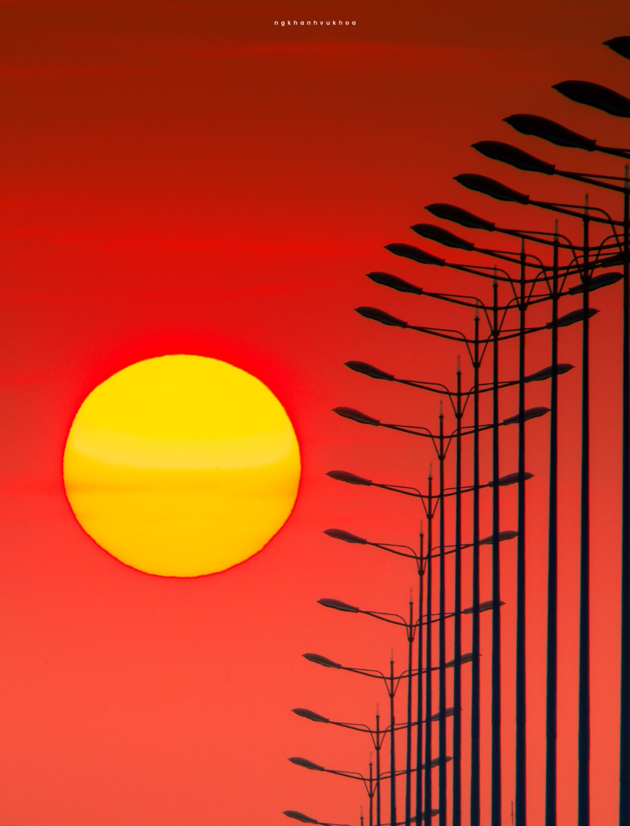 Sau 5h chiều ở cầu Sài Gòn nắng tắt dần dịu nhẹ và ngả sang màu vàng ấm áp. Thời tiết càng nắng nóng ban ngày về chiều muộn và tối sẽ càng có hoàng hôn đẹp rực rỡ với điểm nhấn của mặt trời “trứng muối“.